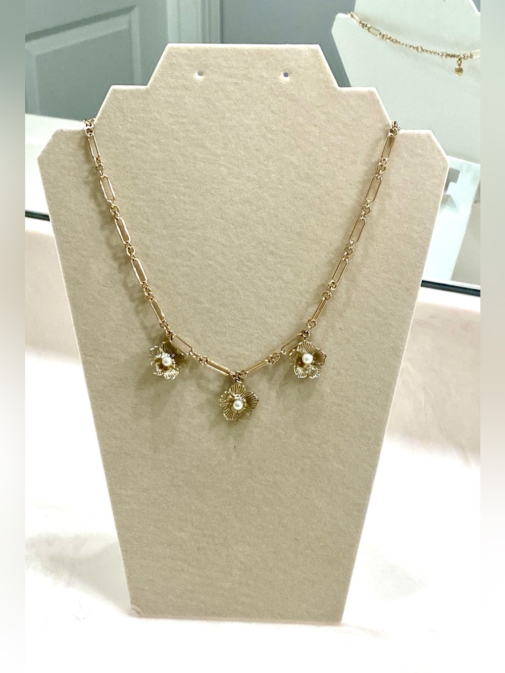 J. CREW GOLD TONED PEARL FLOWER PAPERCLIP STATEMENT NECKLACE